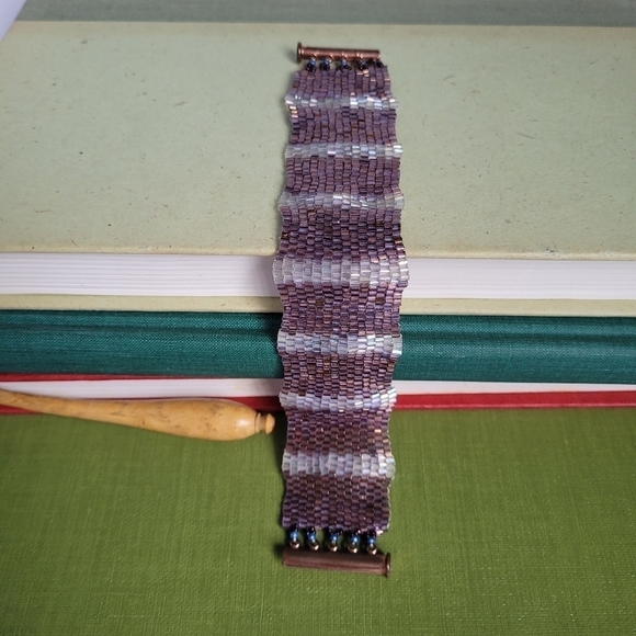Hand Made Seed Bead Bracelet  with Unique Magnet Clasp Iridescent Purple White - Picture 12 of 14